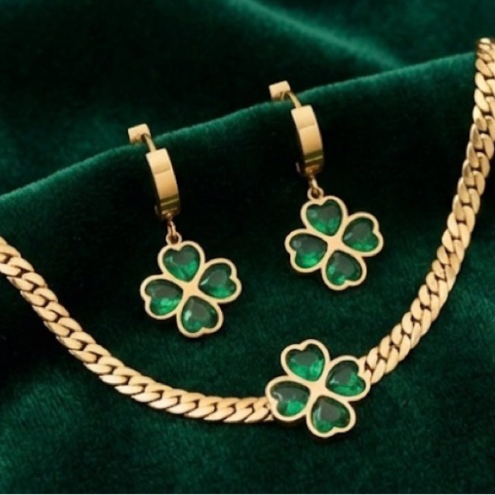 Elegant Gold and Green Clover Jewelry Set - Picture 2 of 2